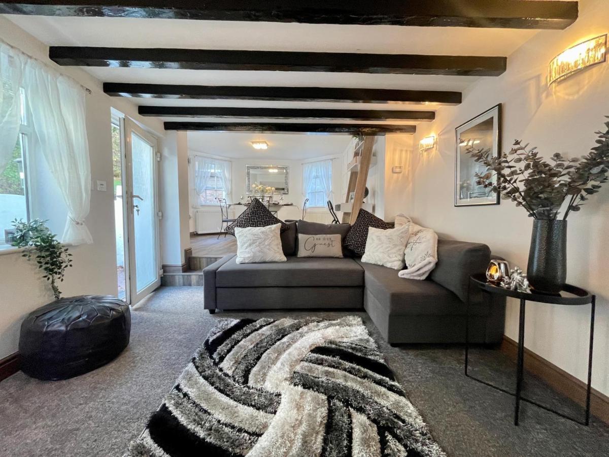 Tollgate House - Luxury Cozy Cottage - Huge Hot Tub - Alton Towers Cheadle (Staffordshire) Exterior foto