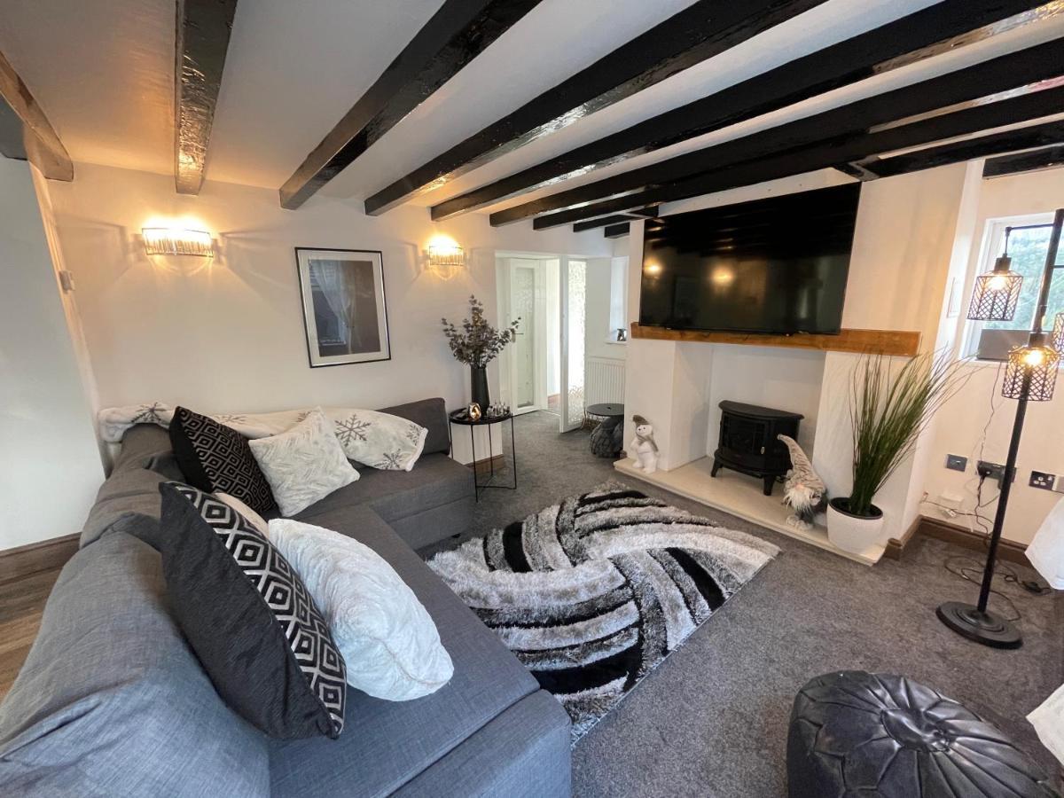 Tollgate House - Luxury Cozy Cottage - Huge Hot Tub - Alton Towers Cheadle (Staffordshire) Exterior foto